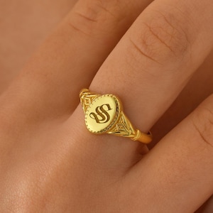 14K Gold Custom Initial Signet Ring , Vintage Gothic Ring , Personalized Jewelry , Old English Letter Ring ,Personalized Gift,Statement Ring