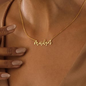 Craft your story in gold with our custom name necklace. An elegant, personal gift for mom, her, or any loved one—ideal for marking birthdays, Mother’s Day, or Christmas moments.