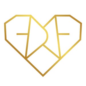 Peut inclure: Logo doré en forme de cœur géométrique sur fond blanc. Le logo présente les lettres "GDE" dans un design stylisé et linéaire. Le cœur est composé de lignes et de formes interconnectées, créant une esthétique moderne et élégante.