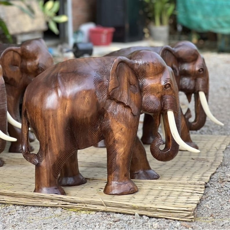 Carved elephants, 1 pair, oak color all over, no black fur, with ivory. Carved wooden elephant, auspicious elephant, handmade. zdjęcie 4