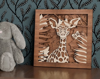 Könnte beinhalten: Ein Wandbild aus Holz mit einem Ausschnitt eines Giraffenkopfes und -halses mit einem Schmetterling im Hintergrund. Die Giraffe ist hellbraun mit einem dunkelbraunen Muster. Der Hintergrund ist aus dunkelbraunem Holz.