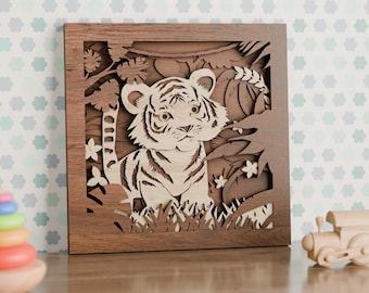 Könnte beinhalten: Ein Wandbild aus Holz mit einem weißen Tigerjungtier in einer Dschungelkulisse. Der Tiger ist aufwendig geschnitzt mit Details seiner Streifen und Merkmale. Der Hintergrund ist aus braunem Holz mit einem Ausschnittmuster aus Blättern und Ranken.