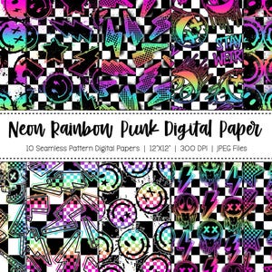 Op de afbeelding: Neon regenboog punk digitaal papier met diverse naadloze patronen. De ontwerpen omvatten smiley gezichten, bliksemschichten, sterren en schedels in levendige neonkleuren tegen een zwart-wit geblokte achtergrond. De tekst luidt "Neon Rainbow Punk Digital Paper".