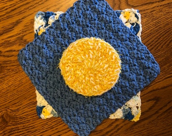 Set of two dishcloths and one scrubby