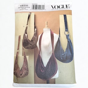 Könnte beinhalten: Vogue Accessoires Schnittmuster V8310. Das Schnittmuster zeigt mehrere Schultertaschen-Designs in verschiedenen Materialien und Farben, darunter eine bordeauxfarbene Samttasche und eine dunkelblaue Samttasche. Das Schnittmuster ist Einheitsgröße.