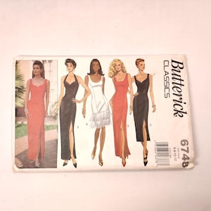 Op de afbeelding: Een vintage Butterick Classics naaipatroon, nummer 6748, met illustraties van elegante avondjurken. De jurken zijn in verschillende kleuren, waaronder rood, zwart en wit, met verschillende halslijnen en splitontwerpen. Het patroon is voor maten 6-8-10-12.