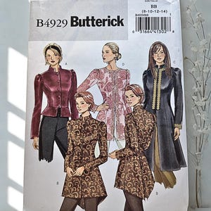 Può includere: Un modello di cucito Butterick vintage, B4929, con illustrazioni di giacche e cappotti da donna. La busta del modello mostra la gamma di taglie (8-10-12-14) e un codice a barre. Le giacche sono in vari colori e stili.