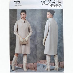 Może przedstawiać: Wzór szycia Vogue Patterns z projektem sukienki i płaszcza. Wzór zawiera zdjęcie kobiety w jasnobeżowym płaszczu i sukience, z pasującymi rękawiczkami i butami. Wzór został zaprojektowany przez Guy Laroche.
