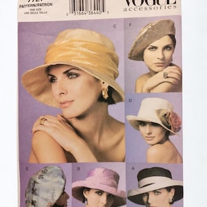 Op de afbeelding: Vogue Accessoires patroon met diverse hoedontwerpen. De afbeelding toont een selectie van hoeden, waaronder een breedgerande hoed met een lint, een cloche en een hoed met een bloemaccent. Het patroonnummer is 7727.