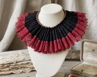 Statement-Halskette im Gothic-Burlesque-Stil