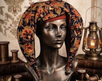Luxuriöser vierflügeliger Narrenhut aus Samt, Hofnarrenmütze im mittelalterlichen und Renaissance-Stil, tragbare Kunst, Unikat, dreifarbig