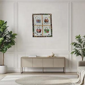 Op de afbeelding: Een rechthoekig wandkunstwerk met een raster van vier geïllustreerde handtassen in lichtblauw, bruin, rood en groen. Het kunstwerk is omlijst door een donkere, gedessineerde rand en bevat kleine decoratieve elementen zoals een sleutel en cirkelvormige motieven.