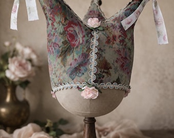 Barocker Narrenhut mit drei Flügeln | Blumenjacquard-Muster | Renaissance-Harlekinhut, Unikat