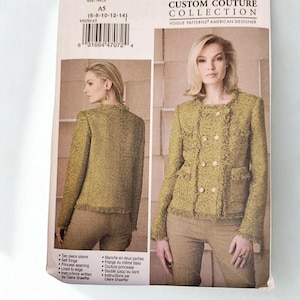 Op de afbeelding: Een naaipatroon voor een Claire Shaeffer custom couture jasje. Het patroon heeft een mouw uit twee delen, zelfkant, en prinsessennaden. De jas wordt getoond in een groene tweedstof met gouden knopen. De patroongrootte is A5 (6-8-10-12-14).