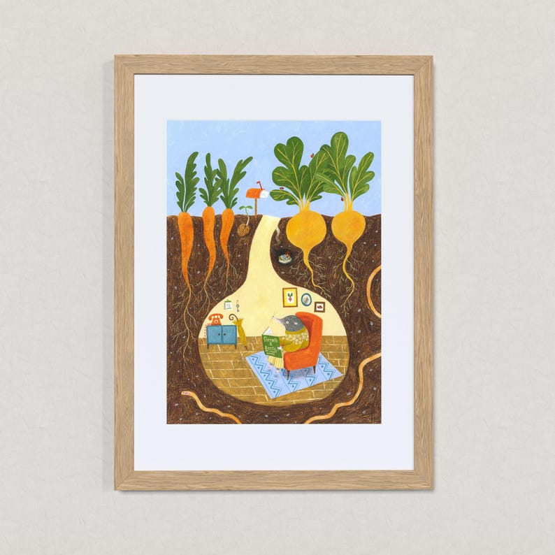 Puede incluir: Una impresi&oacute;n art&iacute;stica enmarcada que presenta una escena ilustrada de un acogedor hogar subterr&aacute;neo. La obra de arte representa una criatura leyendo en un sill&oacute;n naranja, con zanahorias y nabos creciendo encima. La paleta de colores incluye marrones, naranjas y azules.
