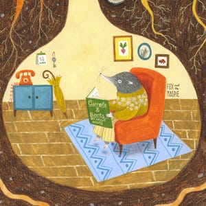 Puede incluir: Ilustraci&oacute;n de un topo leyendo un libro titulado "Zanahorias y Remolachas" sentado en un sill&oacute;n naranja. El topo lleva un su&eacute;ter amarillo. Tambi&eacute;n se ven un armario azul, un tel&eacute;fono rojo y cuadros enmarcados.