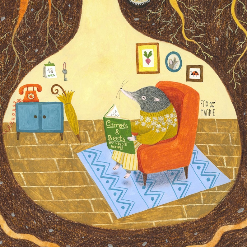 Puede incluir: Ilustraci&oacute;n de un topo leyendo un libro titulado "Zanahorias y Remolachas" sentado en un sill&oacute;n naranja. El topo lleva un su&eacute;ter amarillo. Tambi&eacute;n se ven un armario azul, un tel&eacute;fono rojo y cuadros enmarcados.