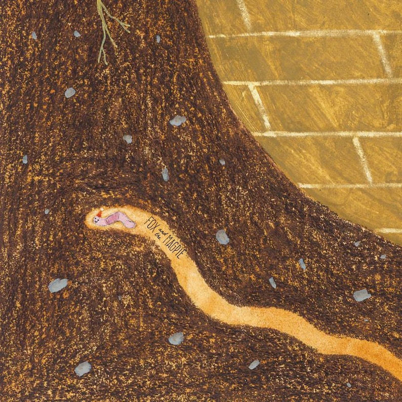 Puede incluir: Ilustraci&oacute;n de libro infantil con un gusano rosa en un t&uacute;nel, con un sombrero. El texto "Fox and the Magpie" est&aacute; escrito en un camino curvo. El fondo es marr&oacute;n y beige, con una pared de ladrillos visible.