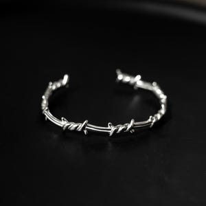 Taggtrådsmanschettarmband – Silvergotiskt punkarmband, industriella grungesmycken, justerbart unisex-accessoar i statement-stil