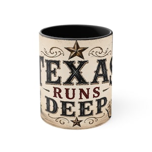 Peut inclure: Un mug en céramique avec un extérieur couleur crème et un intérieur noir. Le mug présente un motif graphique vieilli avec le texte "TEXAS RUNS DEEP" en lettres noires et rouges, agrémenté de deux étoiles brunes et de volutes décoratives.