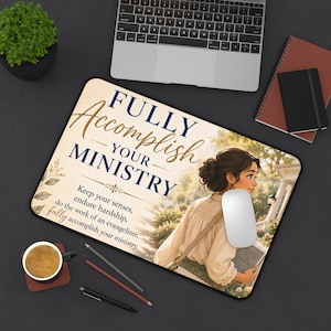 Peut inclure: Un tapis de souris rectangulaire avec le texte "FULLY ACCOMPLISH YOUR MINISTRY" en bleu foncé et doré. En dessous, il est écrit "Keep your senses, endure hardship, do the work of an evangelizer, fully accomplish your ministry." Une illustration montre une personne.