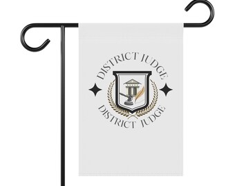 Regalo divertido para un abogado: Bandera de jardín con el nombre de juez de distrito