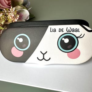 Personalisiertes Brillenetui für Kinder, Katzenfans individuell mit Name | Brillenschatulle Geburtstag | Geschenk  | Katze Reglexion