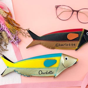 Brillenetui Fisch personalisiert mit Namen | Maritimes Geschenk Geburtstag | Fischetui | Für schmale Brillen | Ostsee Nordsee Angler