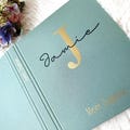 Personalisierte Zeugnismappe Zeugnisordner Urkunden mit Namen Leinen – Optionale Buchrückenbeschriftung | Einschulung Geschenk | Individuell product logo