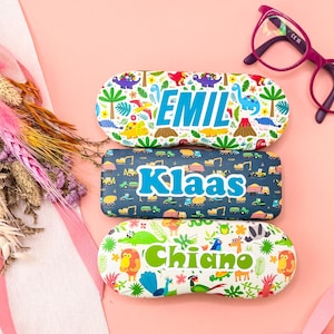 Personalisiertes Kinder Brillenetui mit Name | stabile Brillenaufbewahrung | Dino Baustelle Pirat Frosch Hund Dschungel | Geschenk Junge