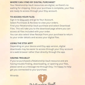 Pu&ograve; includere: Un documento informativo intitolato WHERE CAN I FIND MY DIGITAL PURCHASE? con istruzioni per accedere ai file su Etsy. Presenta un'icona a forma di lucchetto a cuore, il testo Relationship Vault, lo slogan STRONGER LOVE STARTS HERE e una chiave.