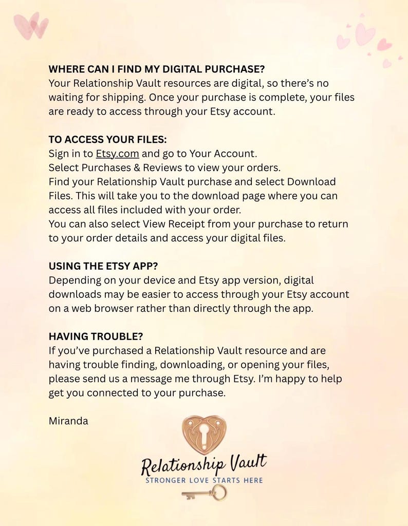 Pu&ograve; includere: Un documento informativo intitolato WHERE CAN I FIND MY DIGITAL PURCHASE? con istruzioni per accedere ai file su Etsy. Presenta un'icona a forma di lucchetto a cuore, il testo Relationship Vault, lo slogan STRONGER LOVE STARTS HERE e una chiave.