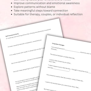 Pu&ograve; includere: Due fogli di carta bianca con testo nero. Il foglio superiore elenca benefici come chiarezza, comunicazione ed esplorazione di schemi. I fogli inferiori contengono domande intitolate Self-Honesty & Clarity e Unspoken Changes.