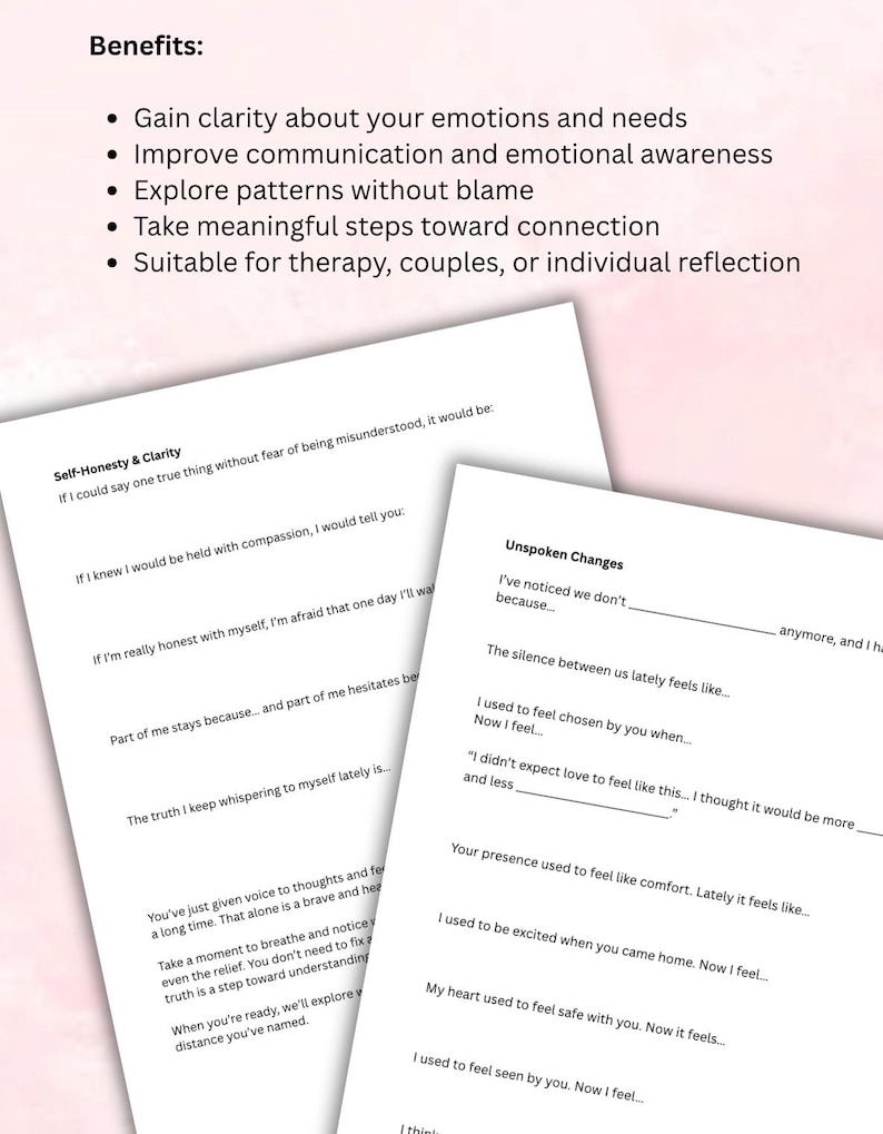 Pu&ograve; includere: Due fogli di carta bianca con testo nero. Il foglio superiore elenca benefici come chiarezza, comunicazione ed esplorazione di schemi. I fogli inferiori contengono domande intitolate Self-Honesty & Clarity e Unspoken Changes.