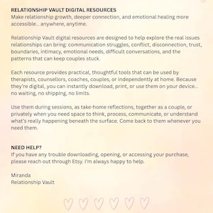 Pu&ograve; includere: Un foglio informativo digitale intitolato Relationship Vault Digital Resources con uno sfondo giallo pallido e illustrazioni di cuori rosa. Il testo descrive risorse per la crescita relazionale, la comunicazione e la guarigione emotiva.