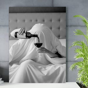 Vrouw drinkt wijn in bed poster, barwagen print, zwart-wit, cocktailmuurkunst, alcohol poster, tiener slaapzaal decor, feministische #WA38
