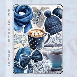 Könnte beinhalten: Digitaler, druckbarer Einsatz mit Winterthema. Das Design umfasst einen blauen Schal, Fäustlinge, eine Schleife, eine Mütze und eine Tasse heiße Schokolade mit Marshmallows. Der Text enthält "Bookish" und "Though she be but little, she is fierce."