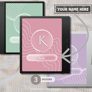 Peut inclure: Trois modèles de liseuses électroniques en vert menthe, rose et lavande, chacun avec un motif ondulé unique. Le design rose présente la lettre "K" et le nom "Katie". L'image comprend le texte "YOUR NAME HERE" et "3 DESIGNS".