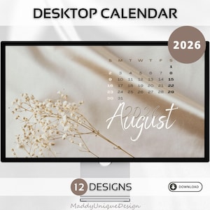 Pode incluir: Um calendário de mesa exibido em um monitor de computador. O calendário mostra o mês de agosto de 2026, com uma paleta de cores neutras e um raminho de flores secas. O texto "DESKTOP CALENDAR" está no topo.