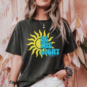 Sei das Licht Matthäus 5:14 Shirt, Bibel Vers Komfort Farbe T-Shirt, religiöse Kleidung, Geschenk für Christen, Kirchenkleidung, auf Glauben basierendes T-Shirt