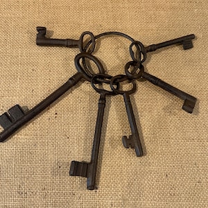 Vintage Reproduction Ring of 6 Cast Iron Skeleton Keys for Decoration, Steampunk, Vintage Replica, Rustic Home Decor