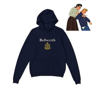 Puede incluir: Sudadera con capucha azul marino con la palabra "Bullworth" en blanco, sobre un escudo dorado. La sudadera tiene un bolsillo delantero y una capucha. Una ilustración de un profesor y un estudiante está en la esquina superior derecha.