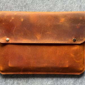 Ręcznie wykonany skórzany pokrowiec na MacBooka: smukły pokrowiec na laptopa