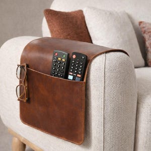 Organizador de reposabrazos de sofá de cuero hecho a mano: Soporte para mando a distancia