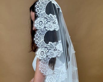 Velo de novia elegante de encaje estilo mantilla hasta el suelo con ribete de encaje en la punta de los dedos