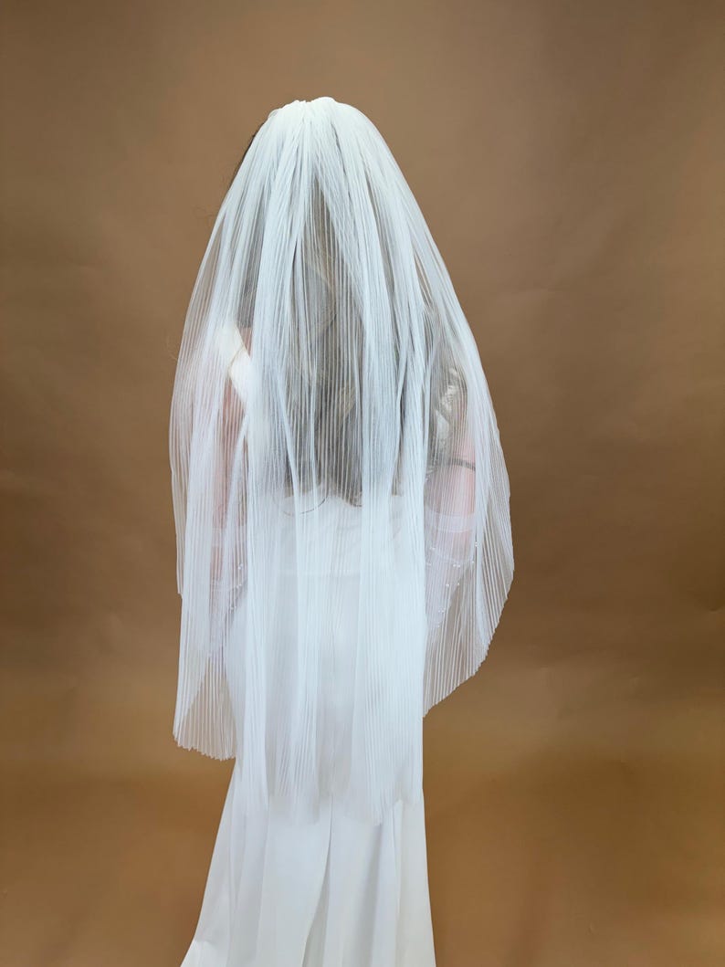 Ivory Accordion Veil with Comb Simple Fingertip Knee Veil for Bride Pleated veil Wedding Veil Bridal veil with comb image 6