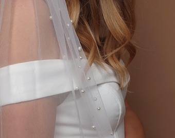 Pearl Edge Fingertip Veil Elegant Cathedral Bridal Veil with Comb White Wedding Accessory
