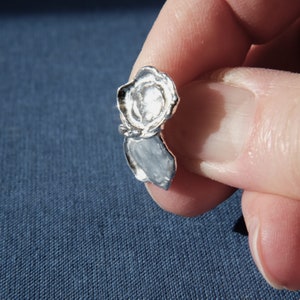 Mismatched unregelmäßige Silber Ohrstecker, recycelte Silber Ohrringe, strukturierte Ohrstecker, rohes Silber, Handwerker Ohrringe,