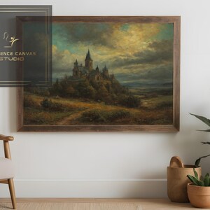 Puede incluir: Una pintura al óleo enmarcada que representa un castillo medieval en la cima de una colina. El castillo está rodeado de árboles y un camino que conduce hasta él. El cielo está nublado y el sol se pone en la distancia.