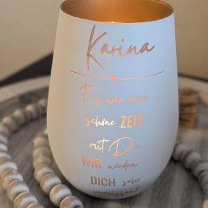 Könnte beinhalten: Weißer Glas-Kerzenhalter mit goldfarbenem Rand und dem Text "Karina Es war eine schöne ZEIT mit Dir. WIR werden DICH sehr vermissen!" in roségoldener Schrift.